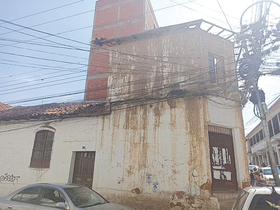 DISPUTA JUDICIAL. Esta casa de la calle Loa esquina Ayacucho está a punto de caerse.
