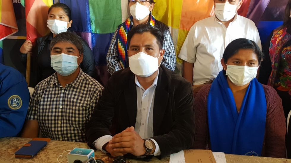 El Ministro de Salud y representantes de organizaciones sociales en conferencia de prensa en Sucre, este jueves.