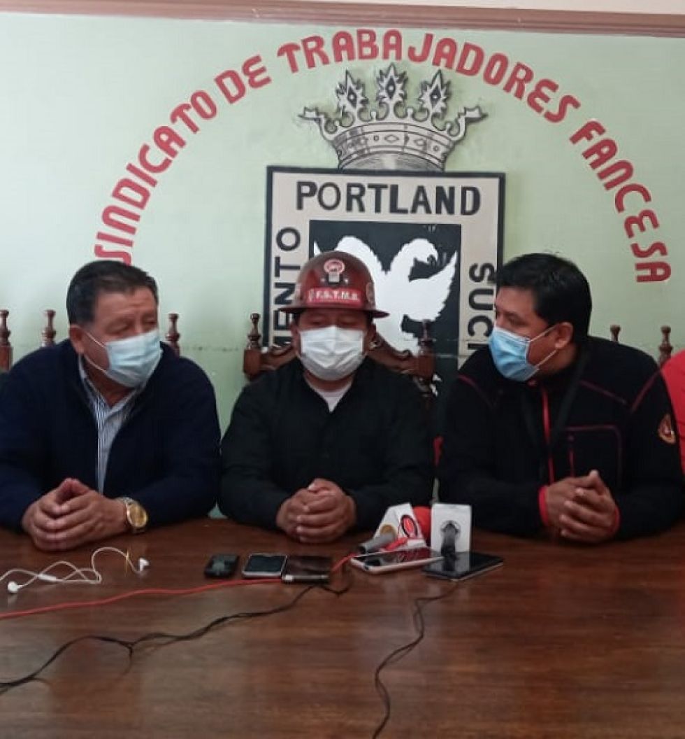 Juan Carlos Huarachi (c) durante la conferencia de prensa de los fabriles en Sucre.