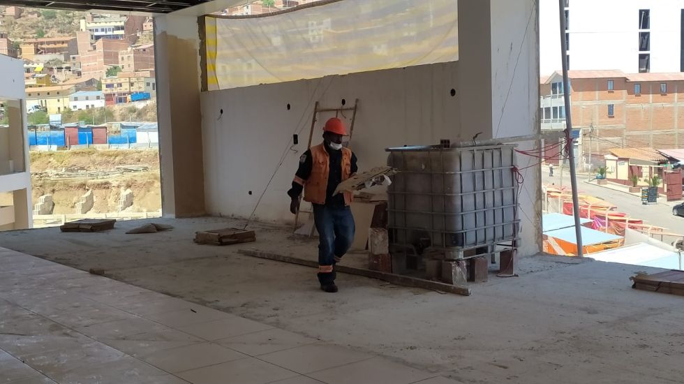 CONSTRUCCIÓN. Ayer empleados realizaron acondicionamientos para retomar los trabajos.