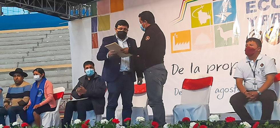 REactivación. La entrega de propuestas tras la conclusión de la cumbre, por parte de dirigentes sociales.