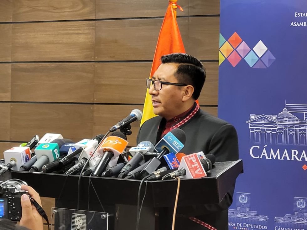 El presidente de la Cámara de Diputados, Freddy Mamani, en conferencia de prensa este martes.
