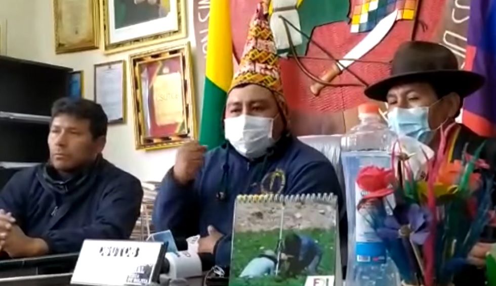 El ejecutivo de los trabajadores campesinos, Eber Rojas (c), en una conferencia de prensa.