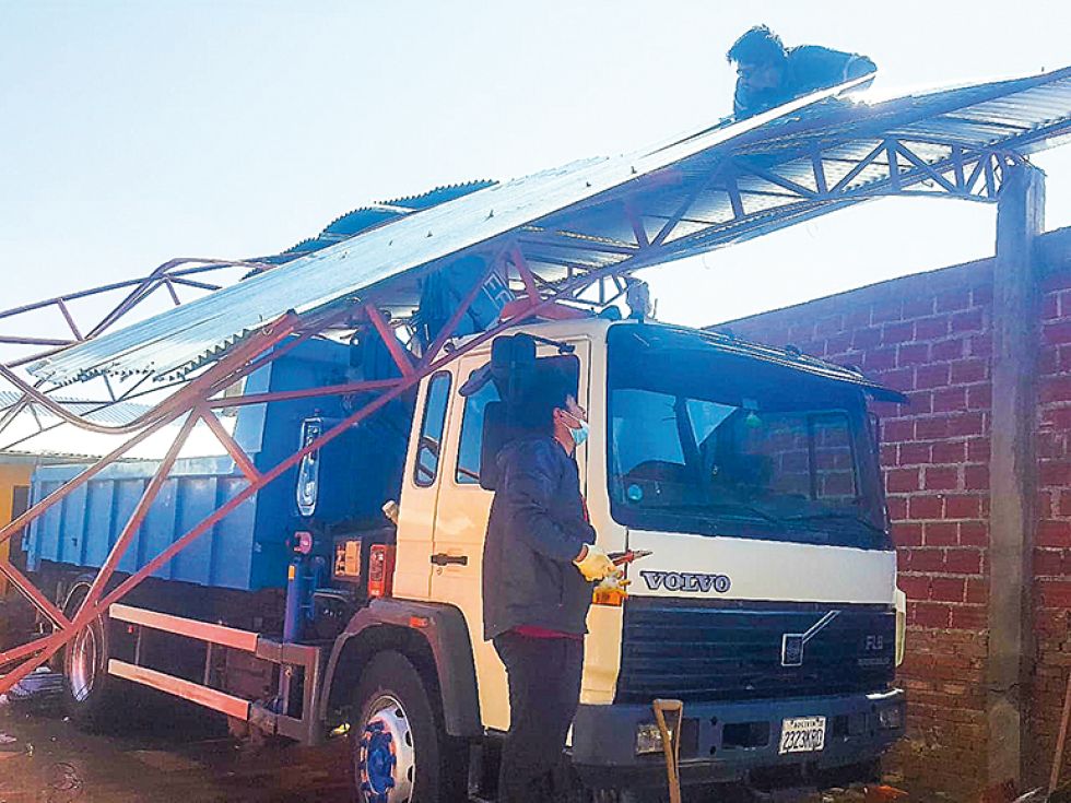 DAÑOS. La caída de un tinglado afectó a varios vehículos en un taller mecánico, en el barrio Belén.