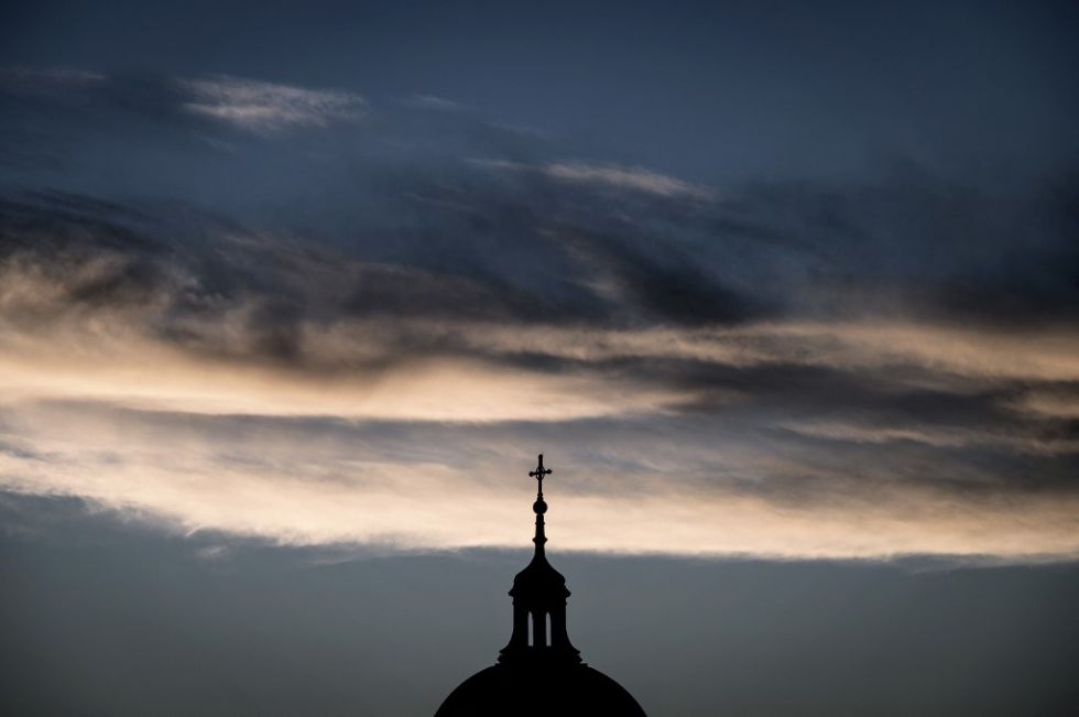 Una cruz domina la cúpula de la iglesia principal de Lyon, Francia, donde acaba de publicarse un desgarrador informe sobre abusos sexuales a menores.