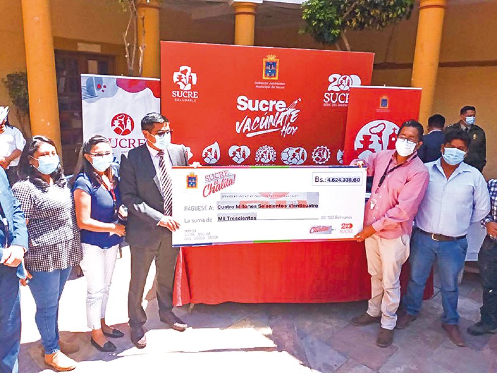 ACTO. La entrega del cheque simbólico al representante de las empresas constructoras.
