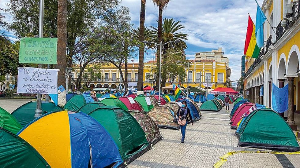 COCHABAMBA. La vigilia en la plaza 14 de Septiembre en apoyo a alcalde Manfred Reyes Villa.
