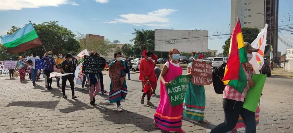 Marchistas acudieron a la plaza 24 de Septiembre, ayer, para exigir la presencia del Jefe de Estado en su parlamento.