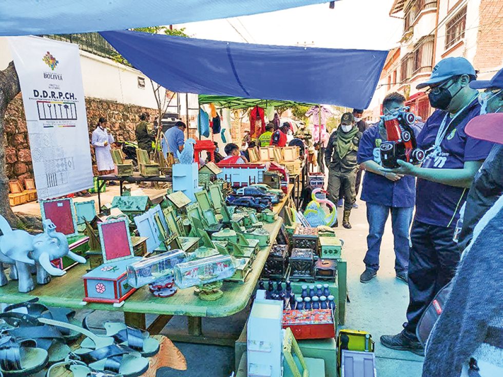 OFERTAS. La feria organizada ayer, por los reclusos en el frontis del penal San Roque.