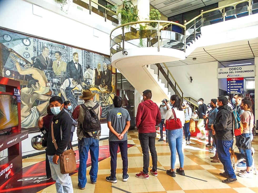 RECORRIDO. Visita a la obra que dejó el muralista Lorgio Vaca en instalaciones de Cotes.  