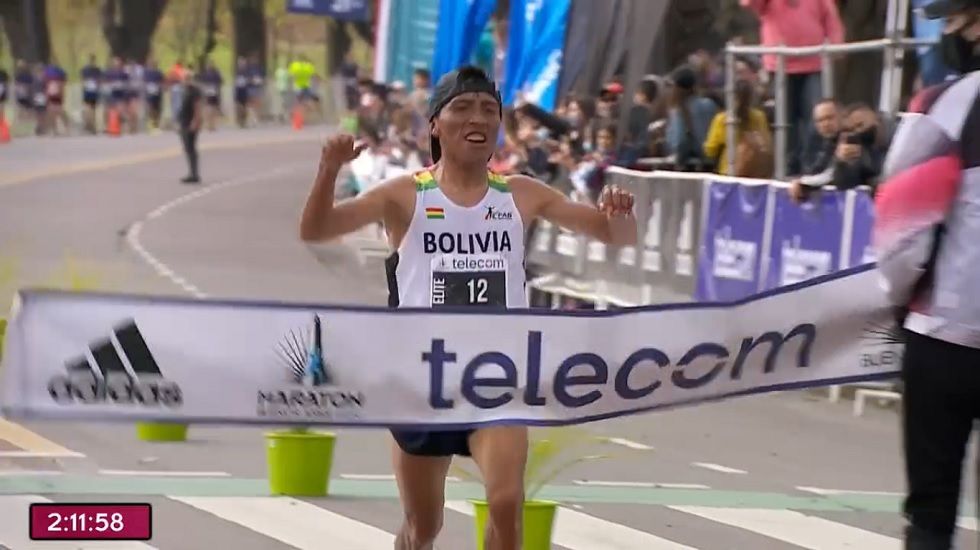 El boliviano Héctor Garibay cruza la meta como ganador de la maratón de Buenos Aires.