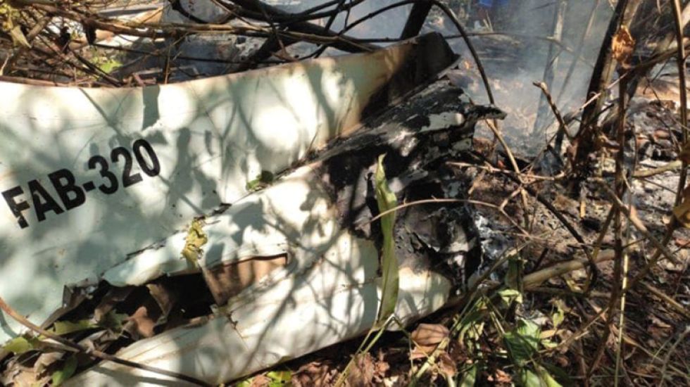 TRAGEDIA. La avioneta con seis ocupantes, se incendió y quedó prácticamente destruida, según el reporte de la FAB.