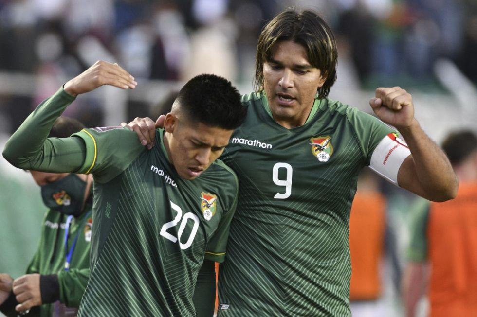 Ramiro Vaca celebra su gol con Marcelo Martins, la tarde de este domingo, en el estadio Hernando Siles de La Paz.