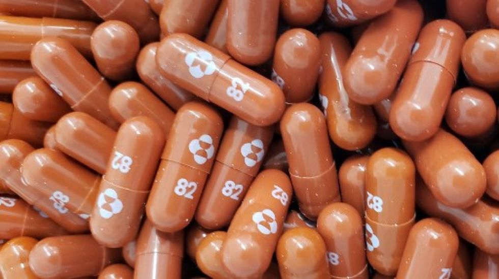 La industria farmacéutica avanza en la fabricación de remedios alternativos a la vacuna que podrían frenar los casos de coronavirus.