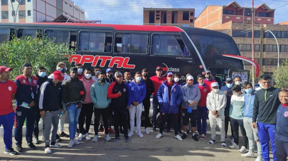 El equipo estudiantil minutos antes de emprender viaje a Bermejo.