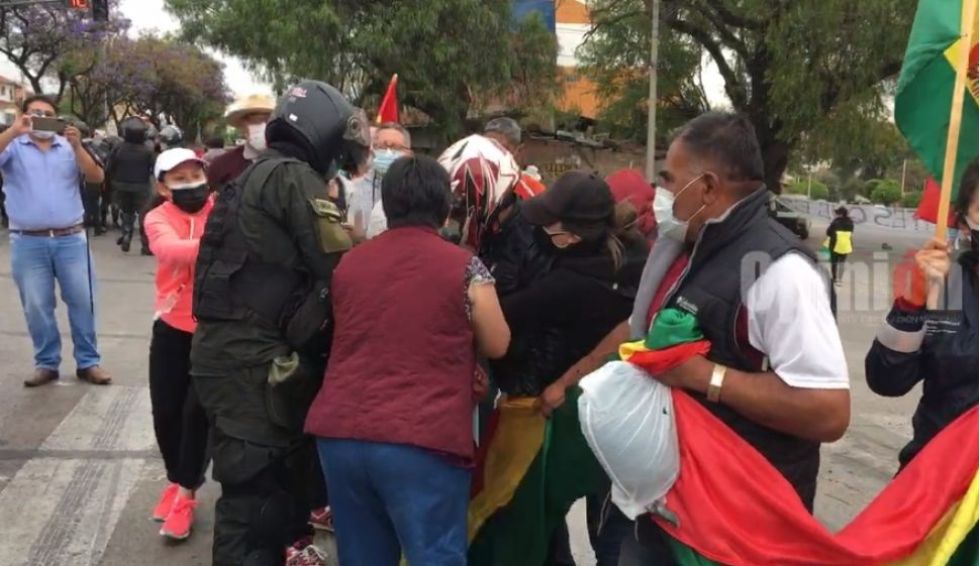 Bloqueadores de la zona norte de Cochabamba tuvieron altercados con la Policía que los gasificó para habilitar una avenida.