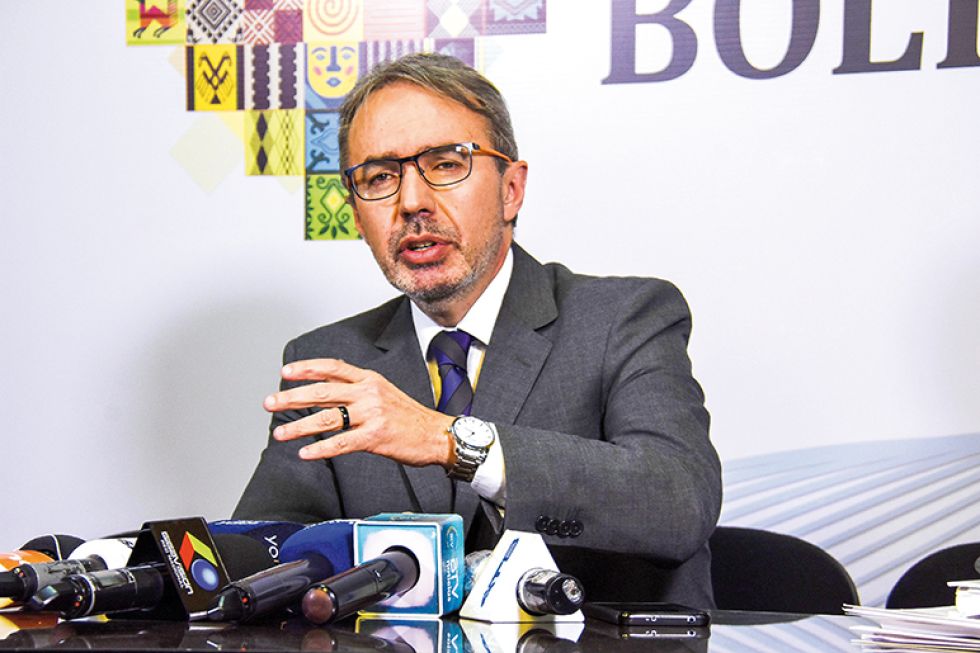 REACCIÓN. El vocero presidencial, Jorge Richter, en entrevista con el canal estatal Bolivia TV.