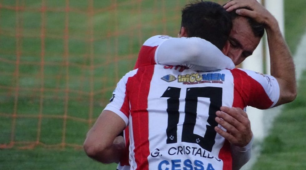 Martín Prost y Gustavo Cristaldo (10) celebran uno de los goles de Independiente.