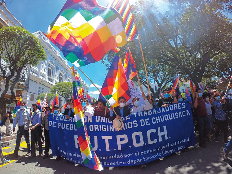 MARCHA. Las autoridades que representan al MAS, durante el “wiphalazo” en Sucre.