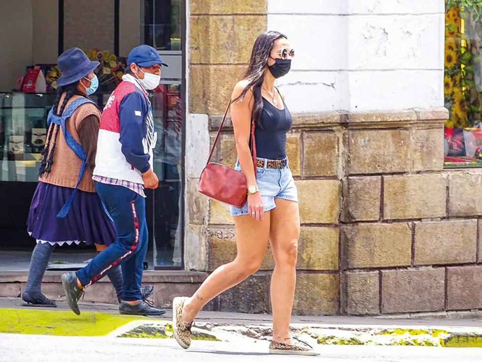 SUCRE. La ciudad vivió una jornada inusual de calor que obligó a la gente a refrescarse desde muy temprano en la mañana.