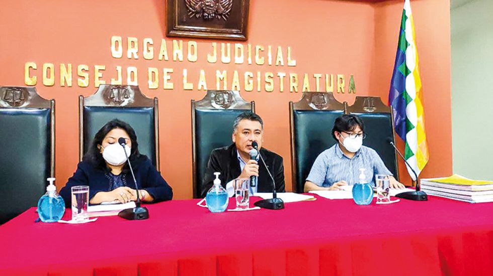 DENUNCIA. Los tres consejeros de la Magistratura, ayer, en la conferencia de prensa en Sucre.