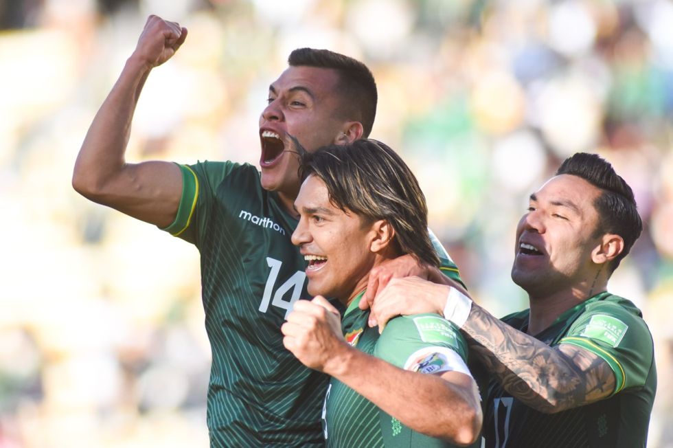 Moisés Villarroel (i) celebra su gol junto a Marcelo Martins (c) y Carmelo Algarañaz.