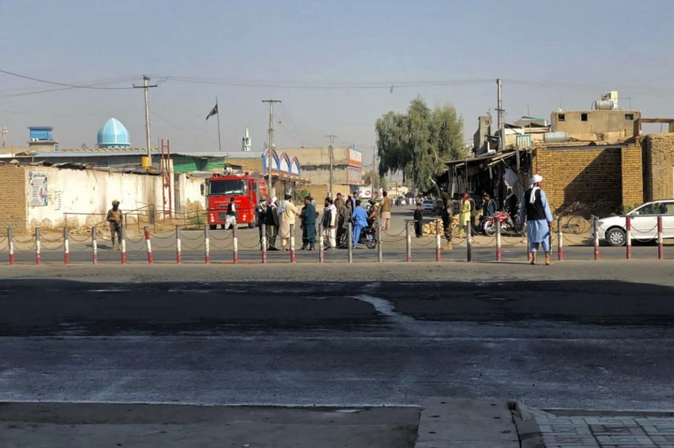 Miembros de los talibanes montan guardia cerca de una mezquita chií en la provincia de Kandahar.