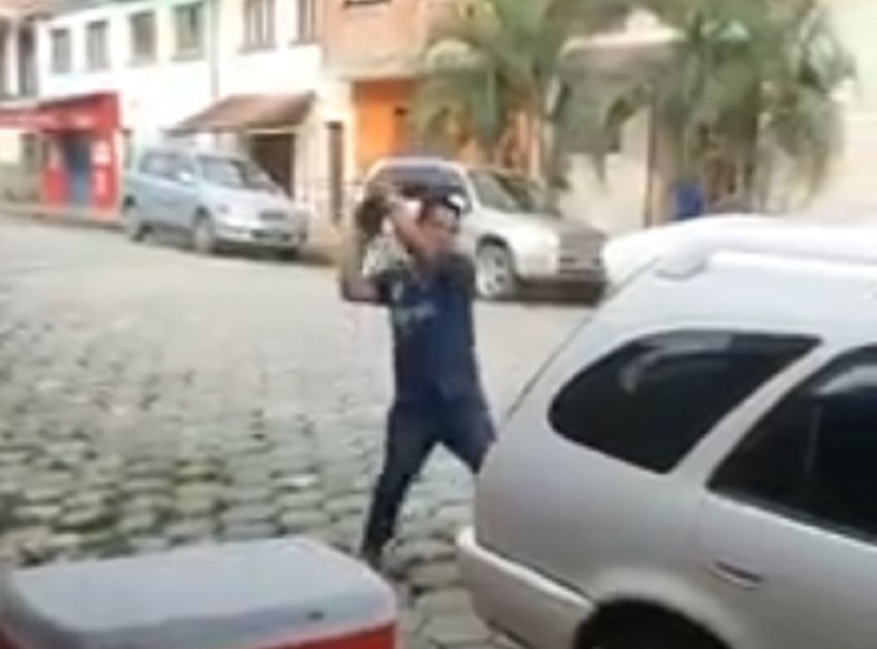 El juez ya fue denunciado por romper el parabrisas del auto de uno de sus deudores.