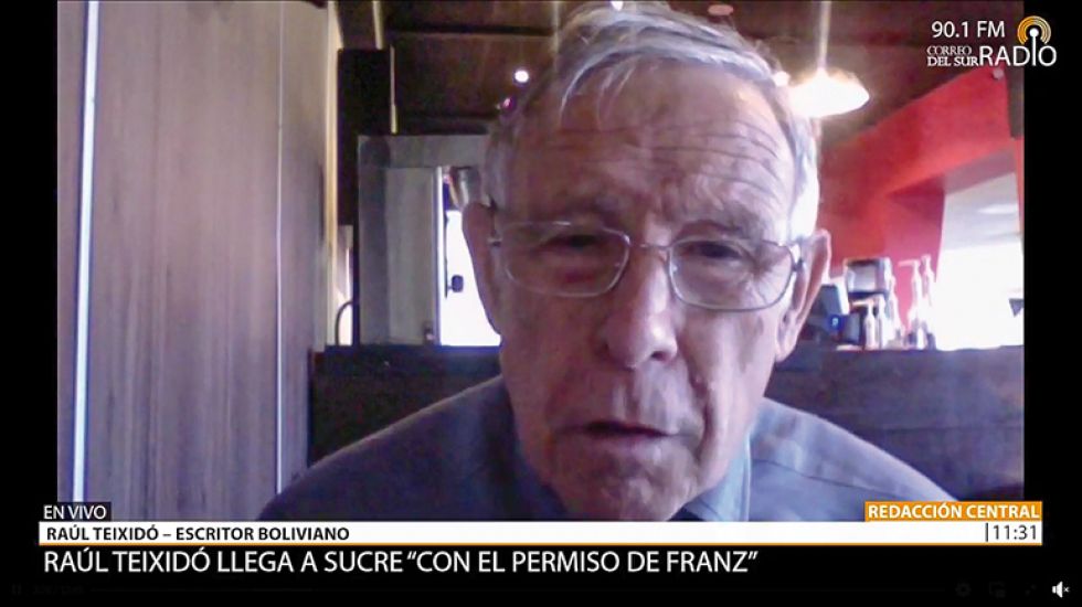 ESCRITOR. Raúl Teixidó durante su entrevista con Correo del Sur Radio FM 90.1.