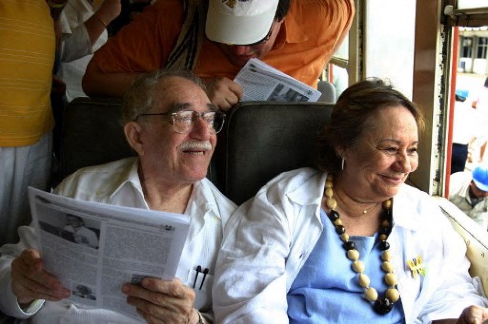 El Premio Nobel Colombiano de Literatura 1982, Gabriel García Márquez , sentado en un carruaje junto a su esposa Mercedes Barcha en 2007.