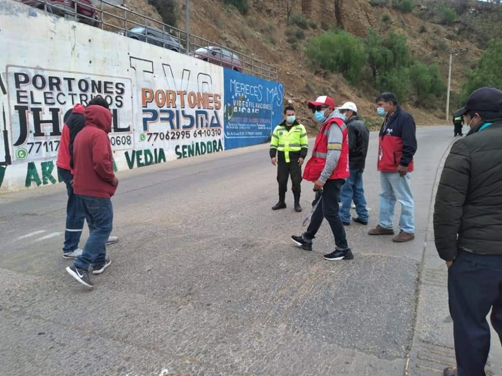 La inspección de Alcaldía y choferes a los lugares en donde estos últimos pretenden el retiro de rompemuelles.