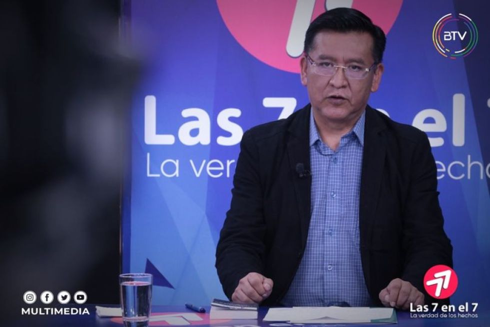 El director ejecutivo de la ASFI, Reynaldo Yujra, durante su entrevista con el canal estatal.