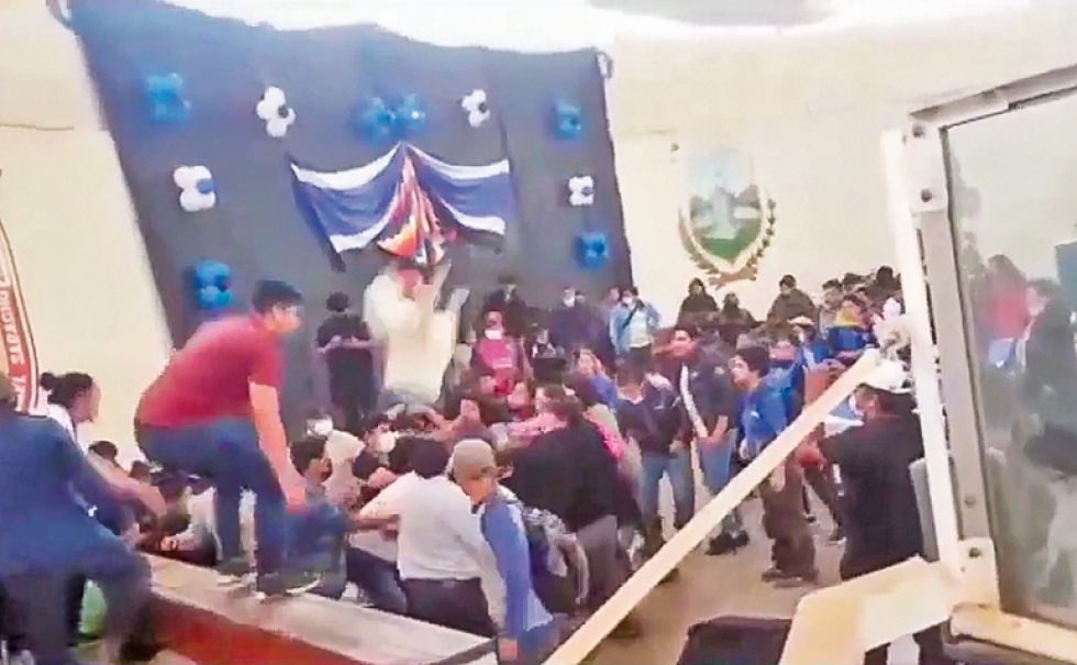 TARIJA. Una escena de la trifulca que ayer se armó en el Congreso del MAS tarijeño.