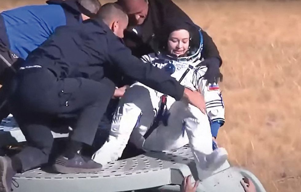 HITO. La actriz rusa Yulia Peresild recibe ayuda para salir de la cápsula Soyuz que la trajo de retorno desde la estación espacial ISS.