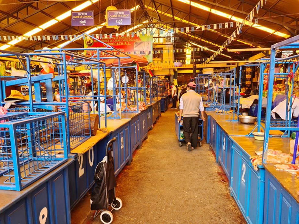 CERRADOS. Así se veían ayer los puestos de venta de carne de cerdo en el Mercado Campesino.