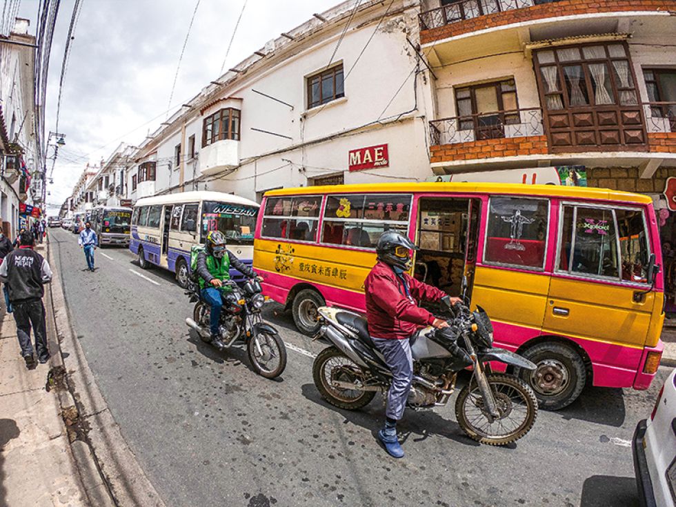 DEMANDAS. Congestión y desorden vehicular en el centro de la ciudad, uno de los puntos denunciados por el transporte chuquisaqueño.