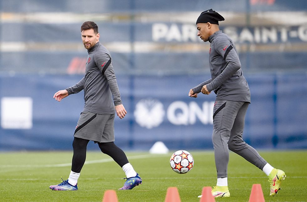 El argentino Lionel Messi (i) y el francés Kylian Mbappé serán titulares en el equipo parisino.