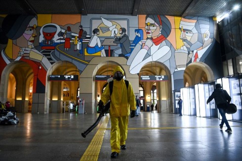 Un empleado limpia una estación de trenes en Moscú, casi desierta debido a las nuevas restricciones sanitarias.