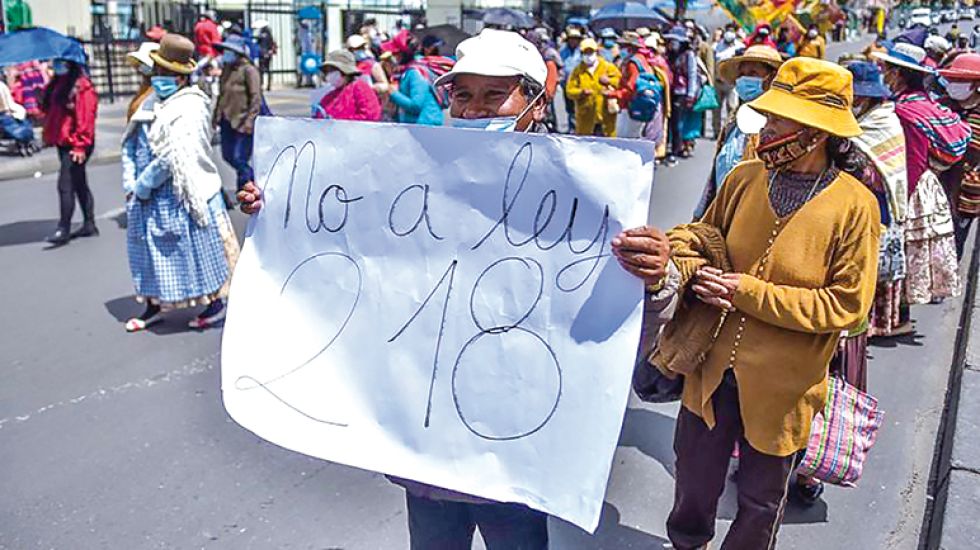ADVERTENCIA. Varios sectores están en emergencia en contra de la ley de Ganancias Ilícitas.