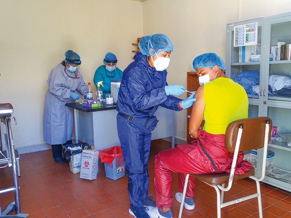 VACUNACiÓN. La campaña de inmunización, en el Hospital Universitario, uno de los puntos habilitados en Sucre.
