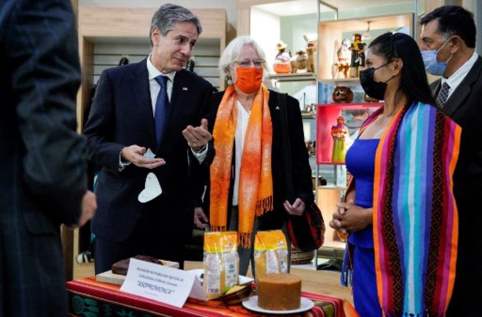 Antony Blinken visita un mercado de productos tradicionales en Quito, durante su visita a la capital de ese país andino.