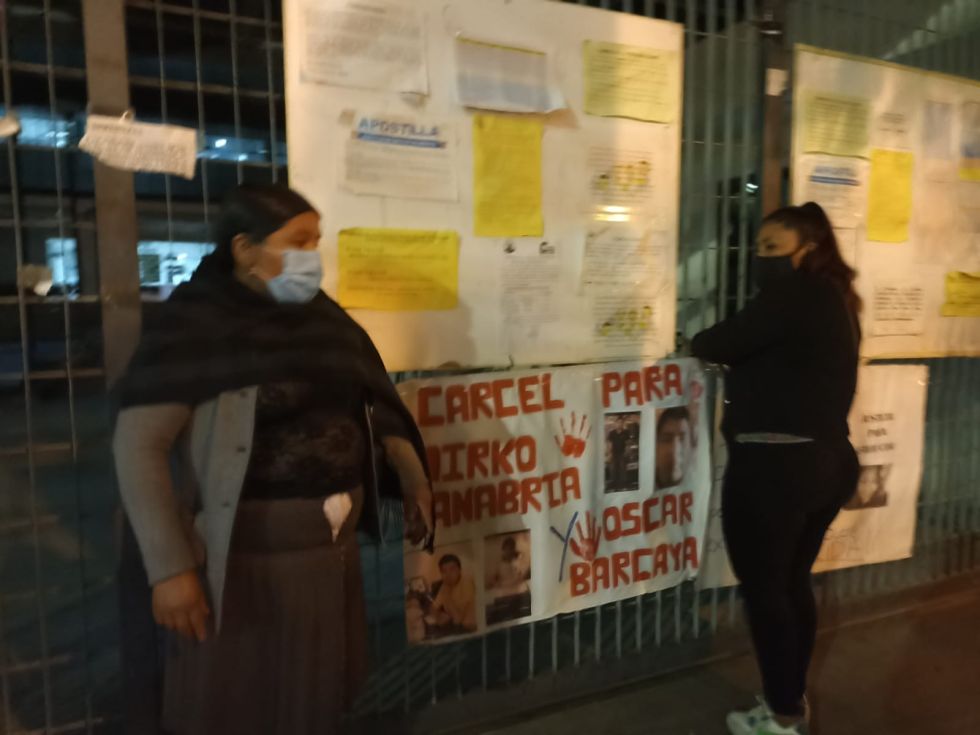 La vigilia de la familia de Favia Coa en puertas del Tribunal Departamental de Justicia.