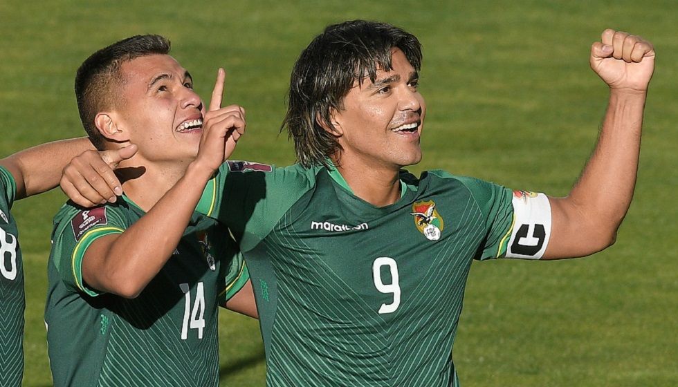 Moisés Villarroel y Marcelo Martins celebran uno de los goles de la victoria boliviana sobre Paraguay.