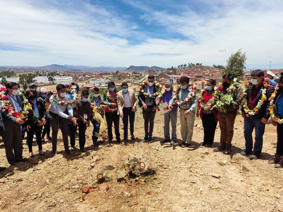 ACUERDO. Momento en el que las autoridades ch'allan el terreno dotado por la Comuna donde se emplazará el nosocomio de tercer nivel.