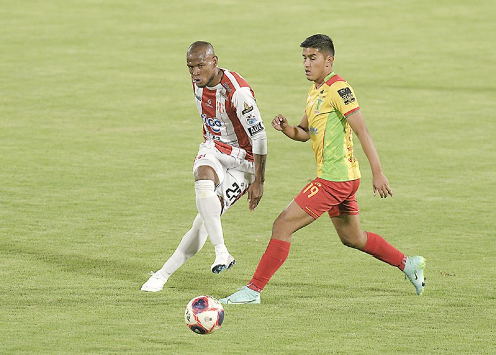 El colombiano Erick Correa (i) mete un pase ante la marca de Adalid Terrazas.