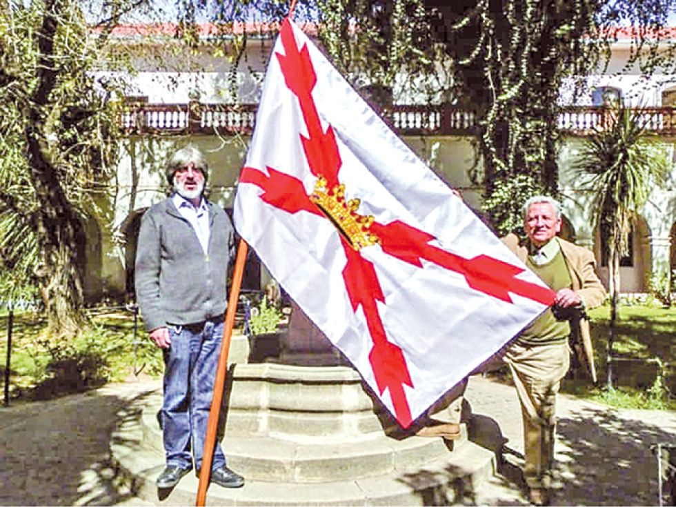 Los historiadores Bernardo y Ronald Gantier y la bandera con la cruz de Borgoña o San Andrés.
