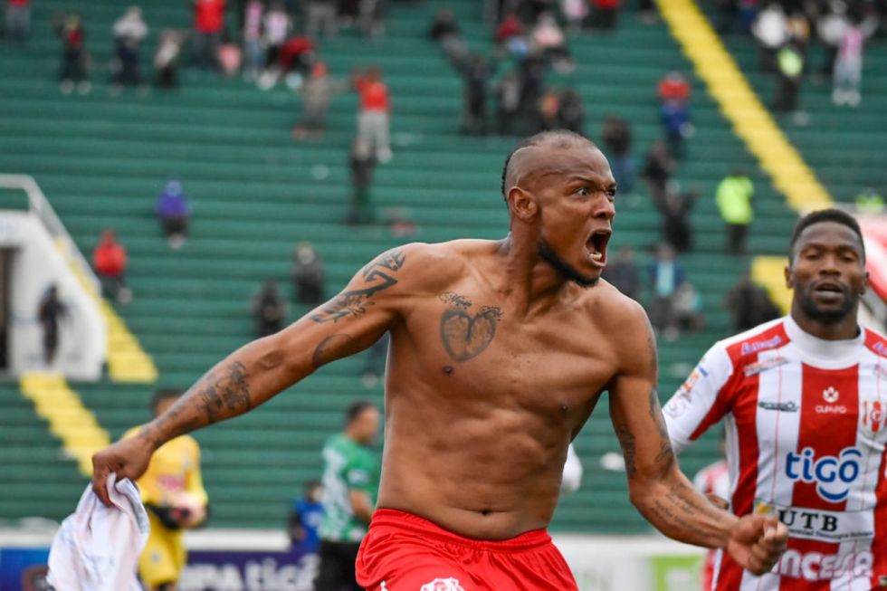 El festejo de Erik Correa tras el primer y único gol de Independiente, este domingo, en el estadio Patria.