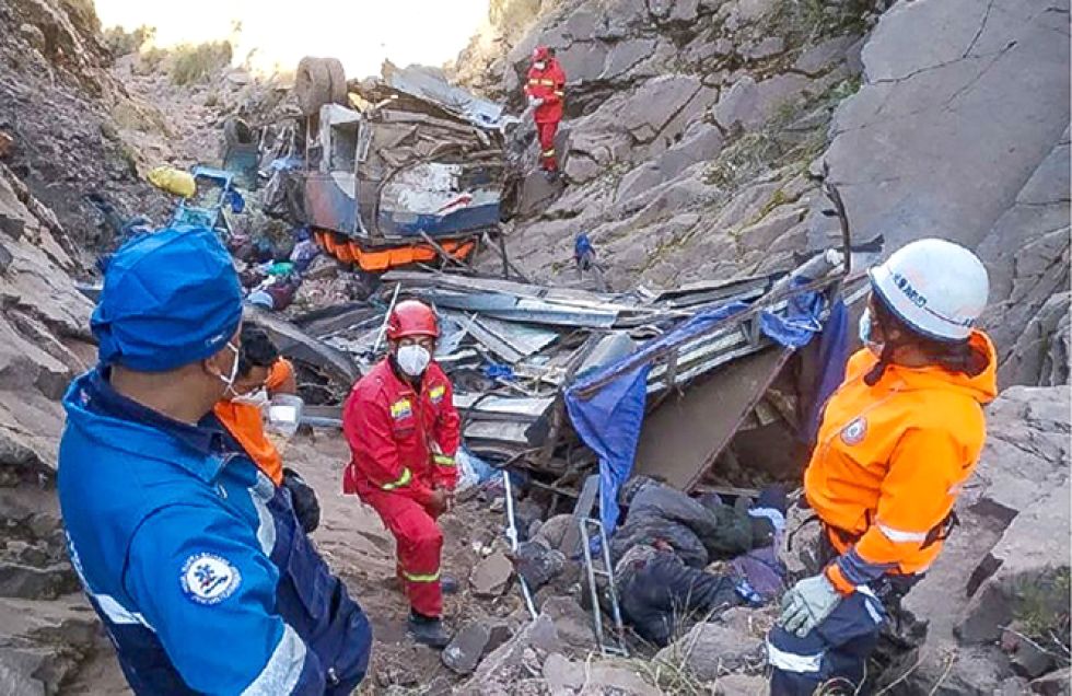 TRAGEDIA. Una imagen del bus que se precipitó unos 150 metros en la carretera de Potolo a Sucre.