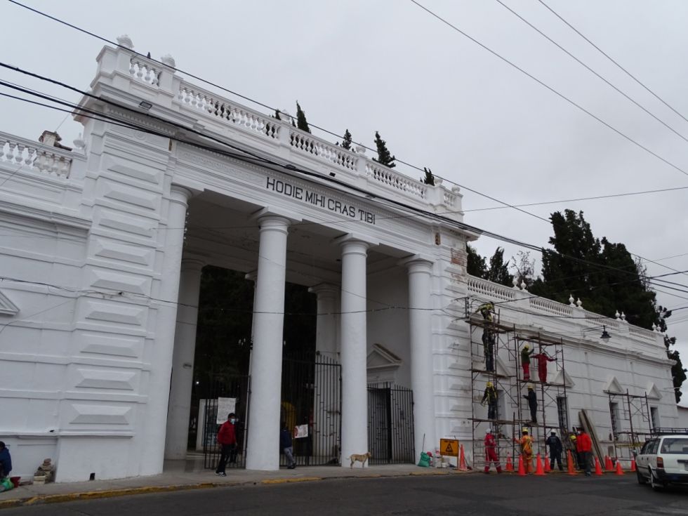 El Cementerio General de Sucre recibe los últimos retoques de cara a la festividad de Todos los Santos.