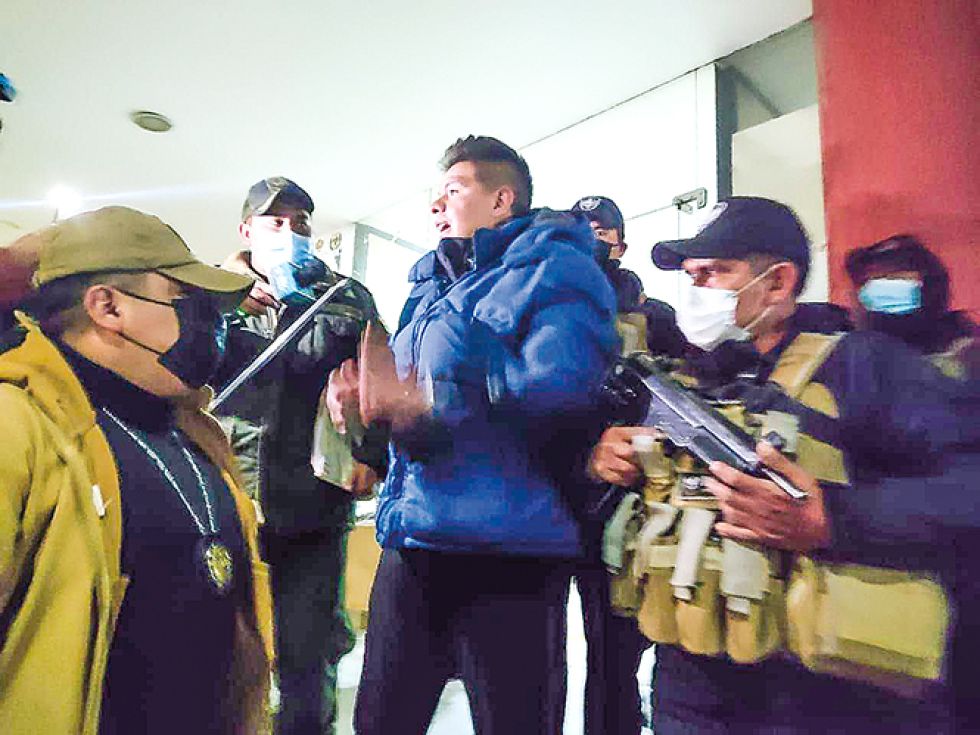 ACUSADO. El líder de la RJC, Yassir Molina, ayer cuando era conducido a un vehículo para ir a Oruro.